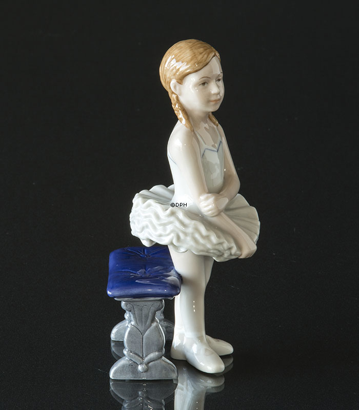 Lille ballerina siddende på bænk, Royal Copenhagen figur nr. 137