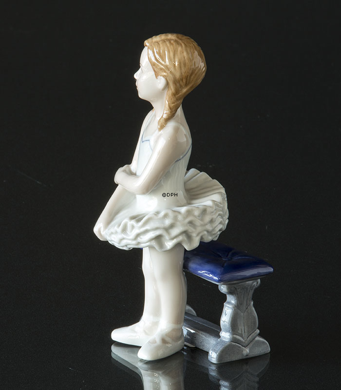 Lille ballerina siddende på bænk, Royal Copenhagen figur nr. 137