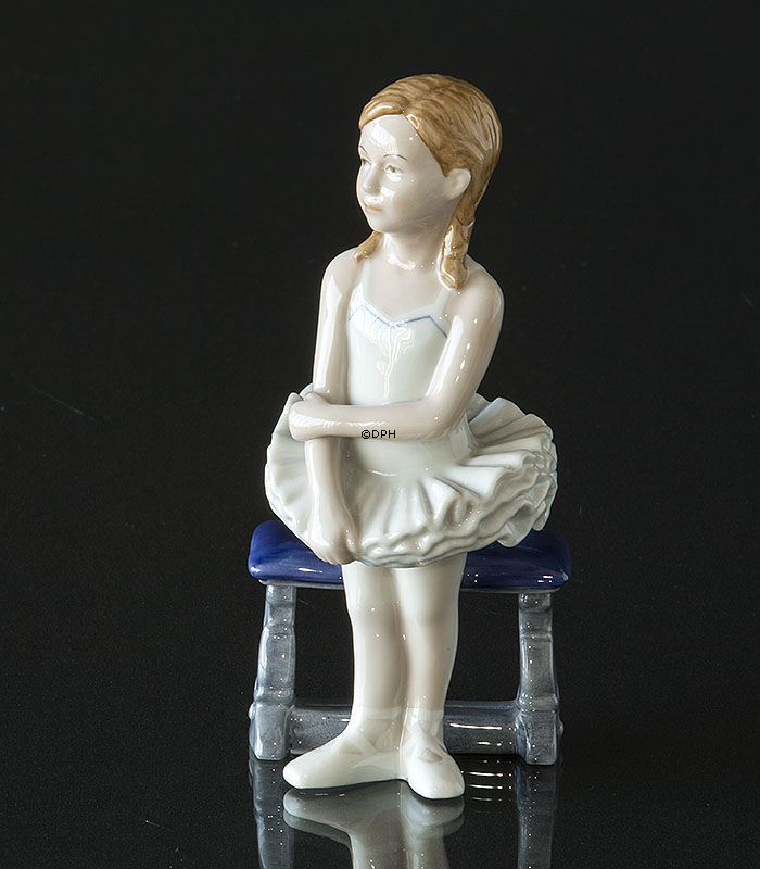 Lille ballerina siddende på bænk, Royal Copenhagen figur nr. 137