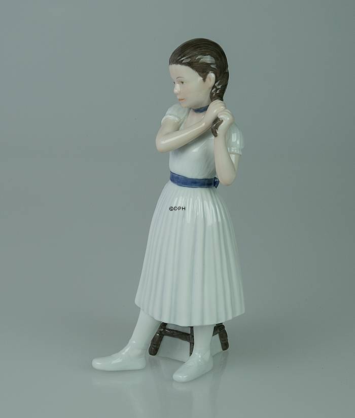 Stående balletpige, Royal Copenhagen figur af ballerina nr. 138