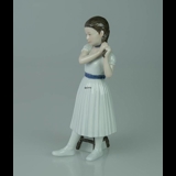 Ballerina steht und macht ihr Haar, Royal Copenhagen Figur Nr. 138