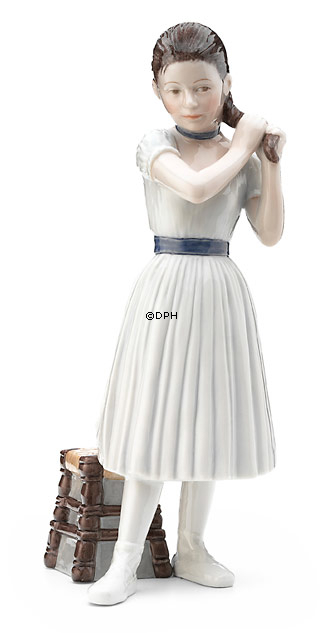 Stående balletpige, Royal Copenhagen figur af ballerina nr. 138