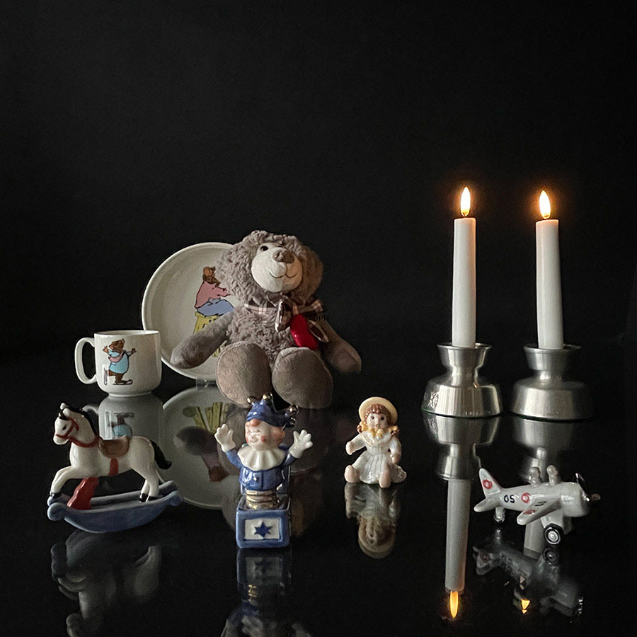 Nar, Royal Copenhagen figur nr. 142 i serien toys