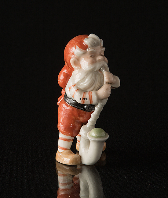 Nisse med pibe, Royal Copenhagen jule figur nr. 182