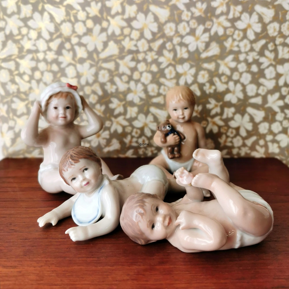 Pludrende baby liggende på ryggen, Royal Copenhagen figur nr. 244