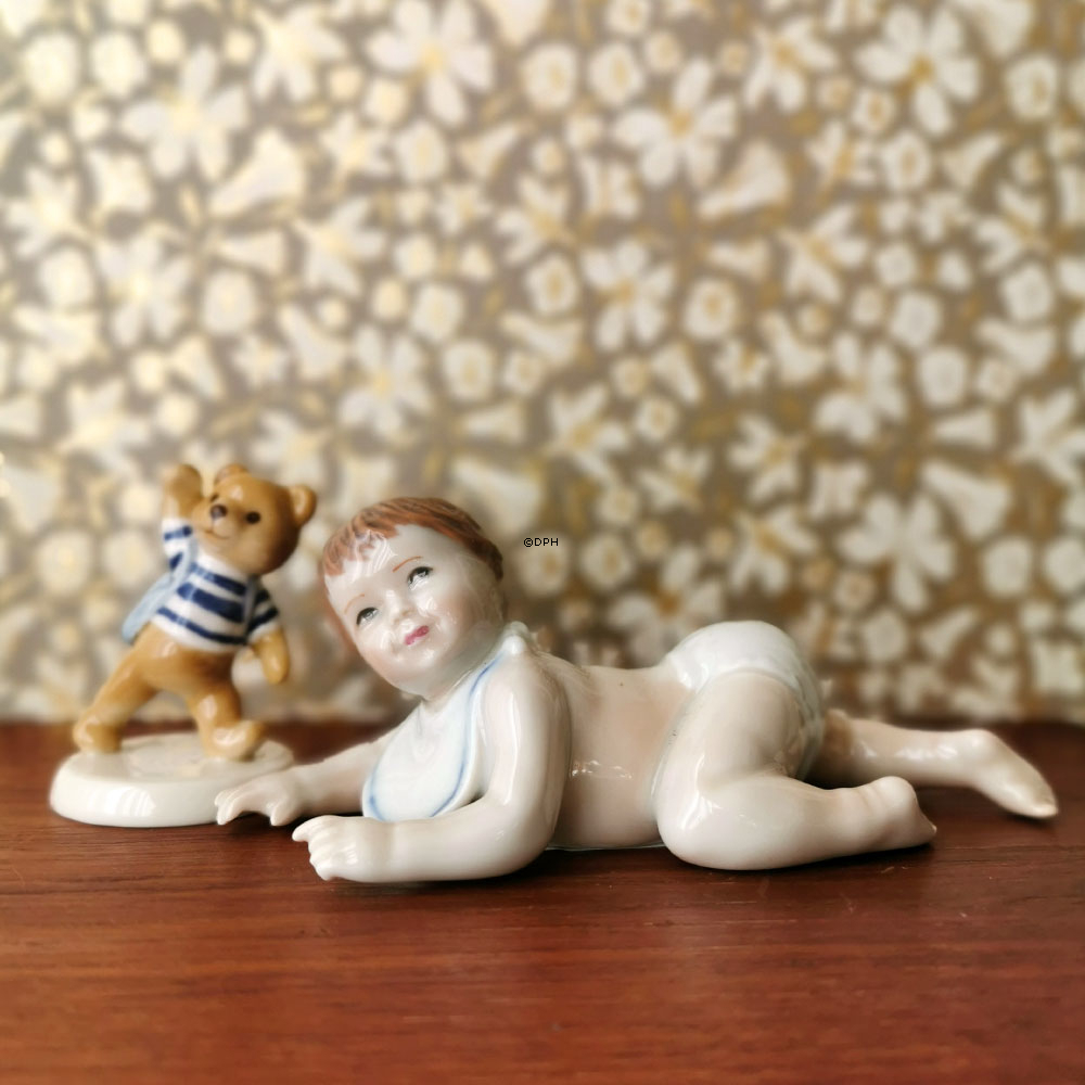 Kravlende barn med ble, Royal Copenhagen figur nr. 245
