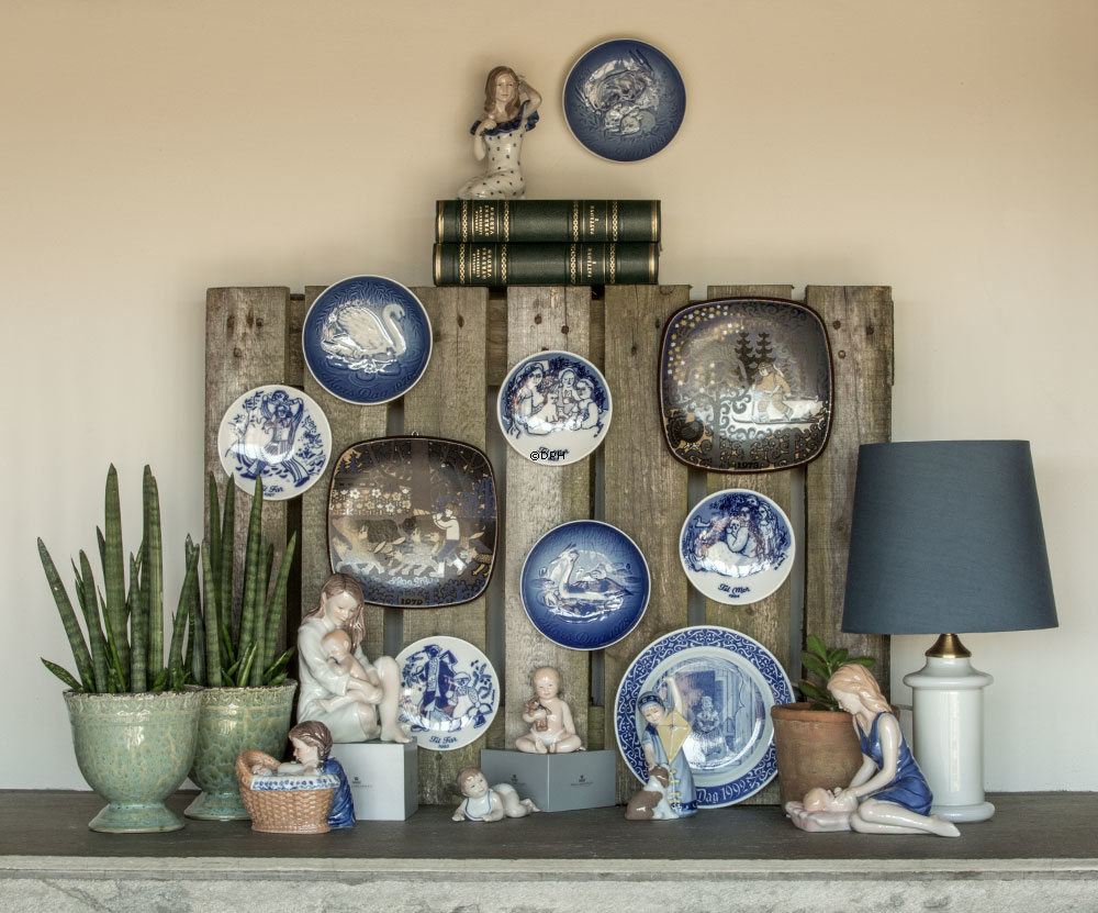 Kravlende barn med ble, Royal Copenhagen figur nr. 245