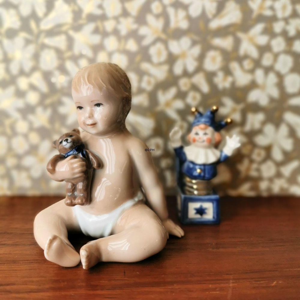 Baby med Bamse, Royal Copenhagen figur nr. 246