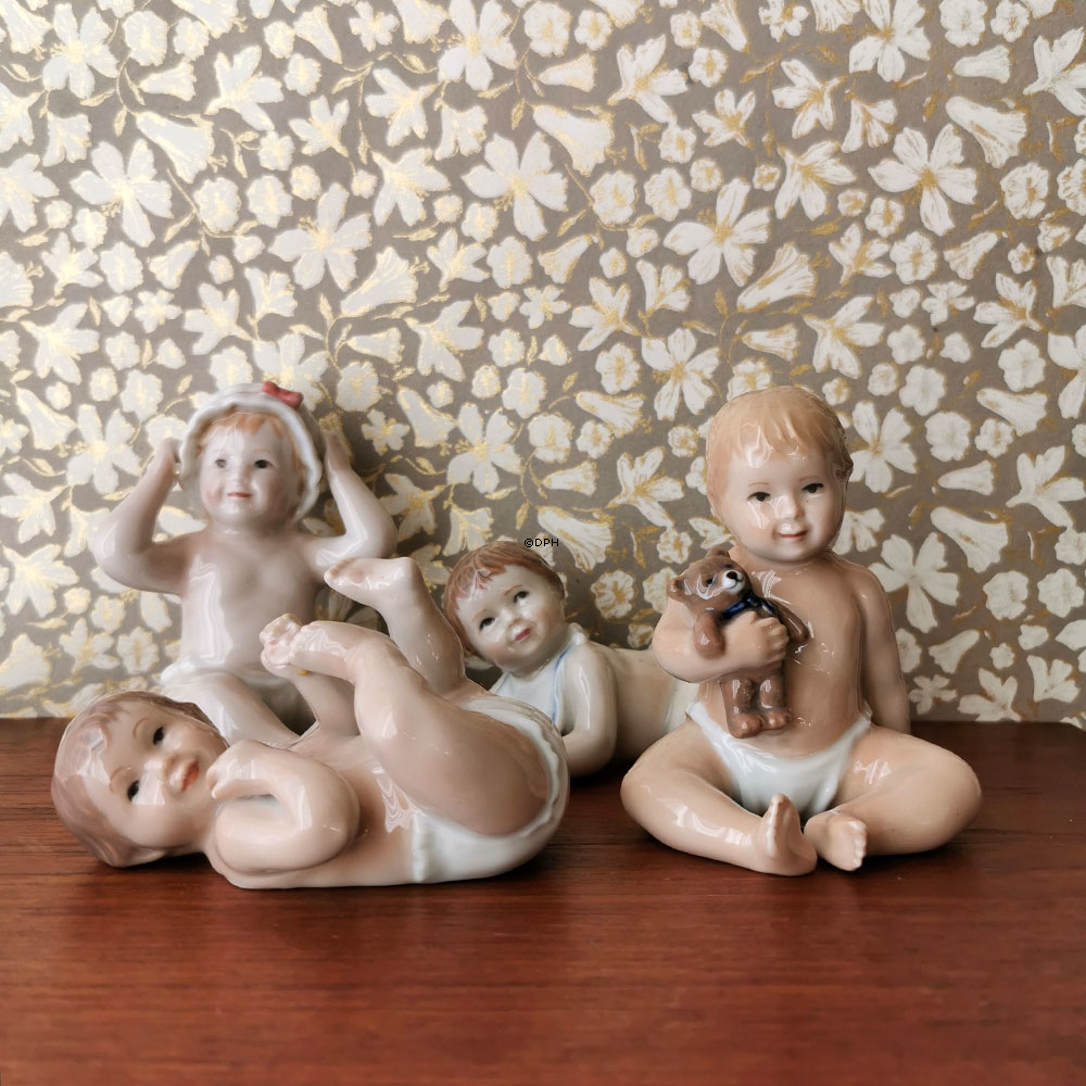 Baby med Bamse, Royal Copenhagen figur nr. 246