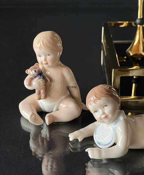 Baby med Bamse, Royal Copenhagen figur nr. 246