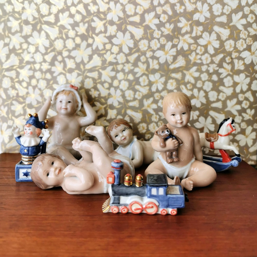 Siddende baby med badehætte/kyse, Royal Copenhagen figur nr. 247