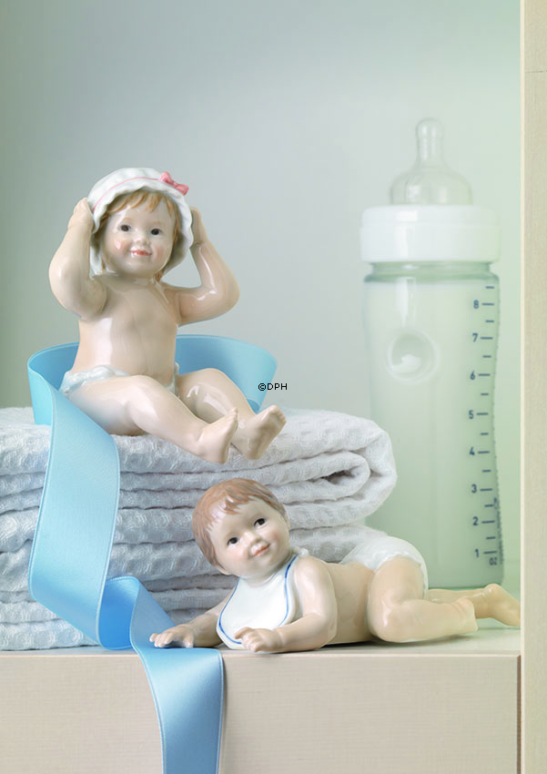Siddende baby med badehætte/kyse, Royal Copenhagen figur nr. 247