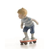 Mini Sommer og Vinterbørn, dreng på skateboard, Royal Copenhagen figur nr. 266