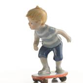 Mini Sommer og Vinterbørn, dreng på skateboard, Royal Copenhagen figur