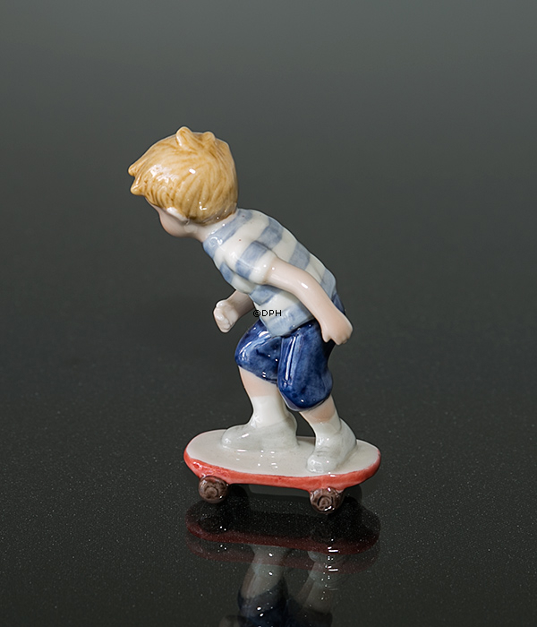 Mini Sommer og Vinterbørn, dreng på skateboard, Royal Copenhagen figur nr. 266