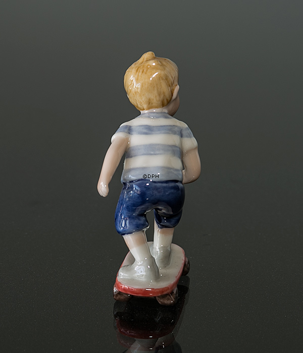 Mini Sommer og Vinterbørn, dreng på skateboard, Royal Copenhagen figur nr. 266