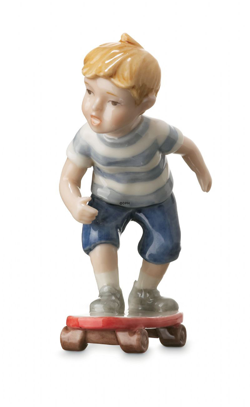 Mini Sommer og Vinterbørn, dreng på skateboard, Royal Copenhagen figur nr. 266
