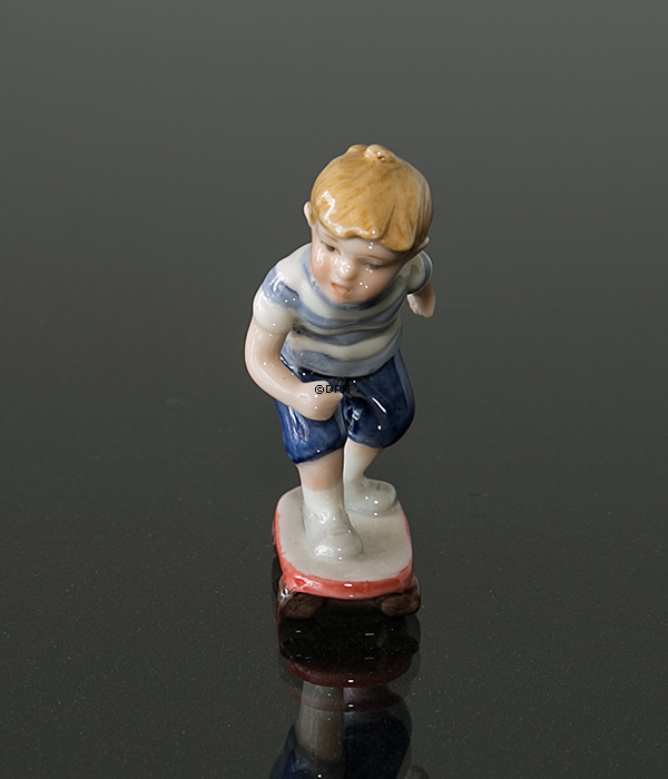 Mini Sommer og Vinterbørn, dreng på skateboard, Royal Copenhagen figur nr. 266