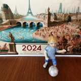 Junge spielt Fußball, Mini Sommer und Winter Kinder, Royal Copenhagen Figur Nr. 268