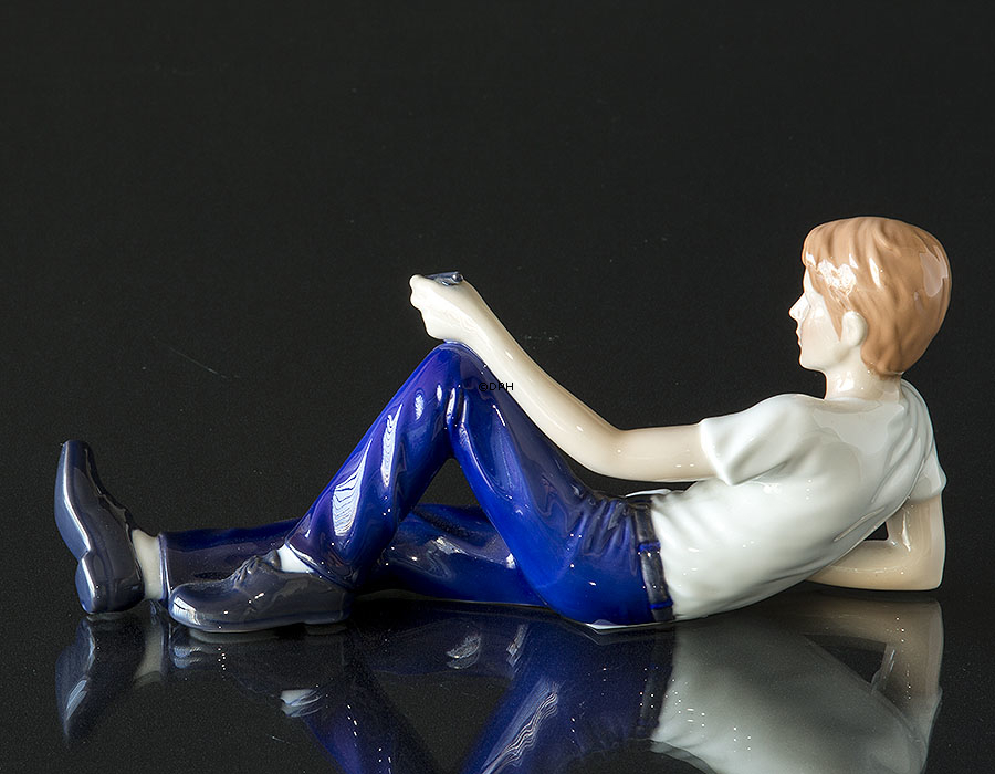 Ung mand som skriver brev, Royal Copenhagen figur nr. 271