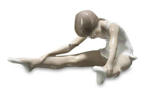 Siddende ballerina som bøjer sig forover, Royal Copenhagen figur nr. 329