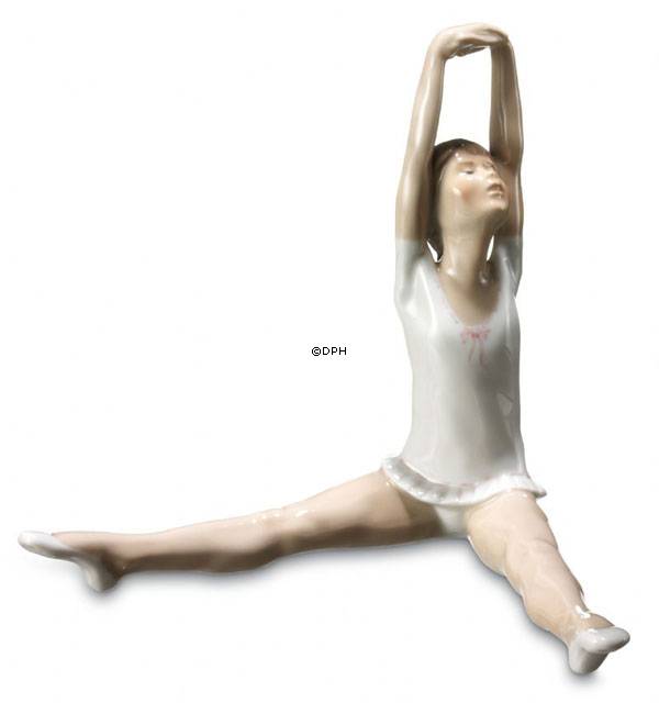 Siddende ballerina som holder armene op, Royal Copenhagen figur nr. 330