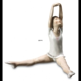 Siddende ballerina som holder armene op, Royal Copenhagen figur nr. 330