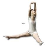 Siddende ballerina som holder armene op, Royal Copenhagen figur nr. 330