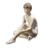 Siddende ballerina som holder på knæ, Royal Copenhagen figur nr. 331