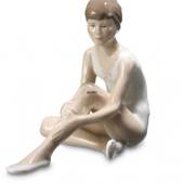 Siddende ballerina som holder på knæ, Royal Copenhagen figur