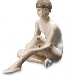 Siddende ballerina som holder på knæ, Royal Copenhagen figur | Nr. 1249331 | DPH Trading