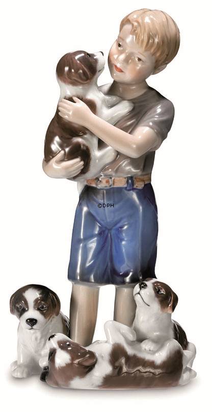 Dreng med hundehvalpe, Royal Copenhagen figur nr. 362