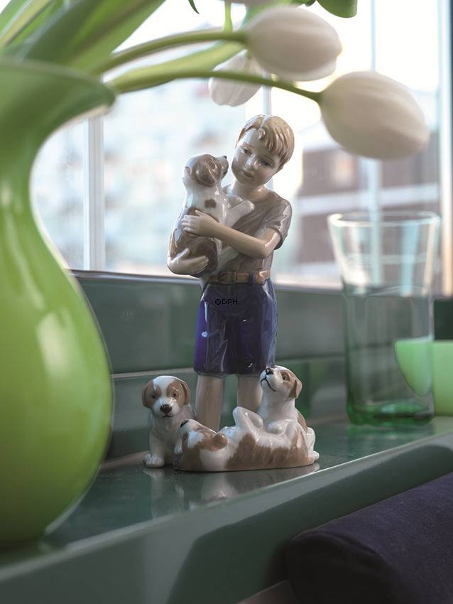 Dreng med hundehvalpe, Royal Copenhagen figur nr. 362