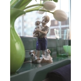 Dreng med hundehvalpe, Royal Copenhagen figur nr. 362
