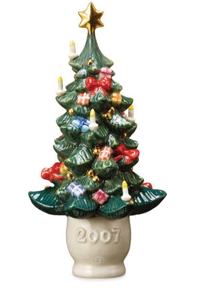 Årets Juletræ 2007, med danske flag, sløjfer, gaver og lys