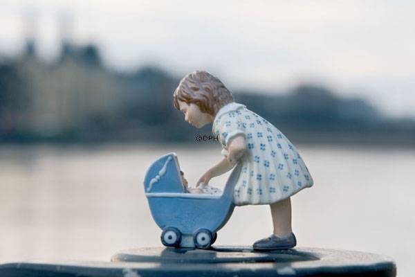 Pige med dukkevogn, Royal Copenhagen figur nr. 407