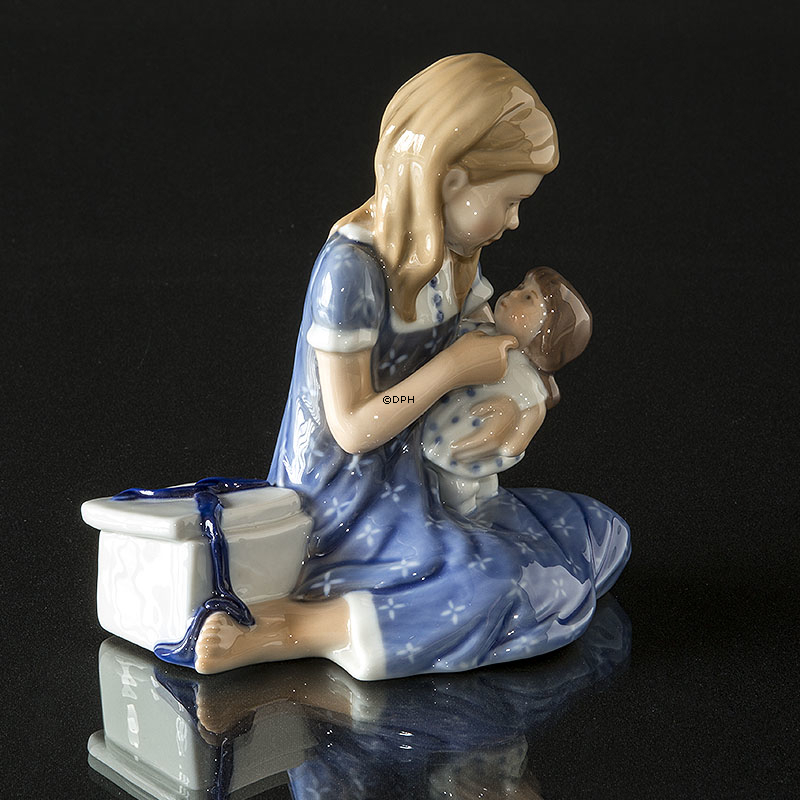 Pige får dukke, Royal Copenhagen figur nr. 410