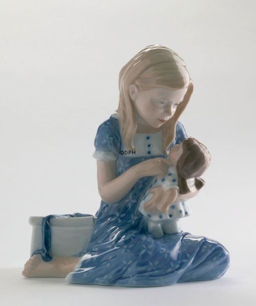 Pige får dukke, Royal Copenhagen figur nr. 410