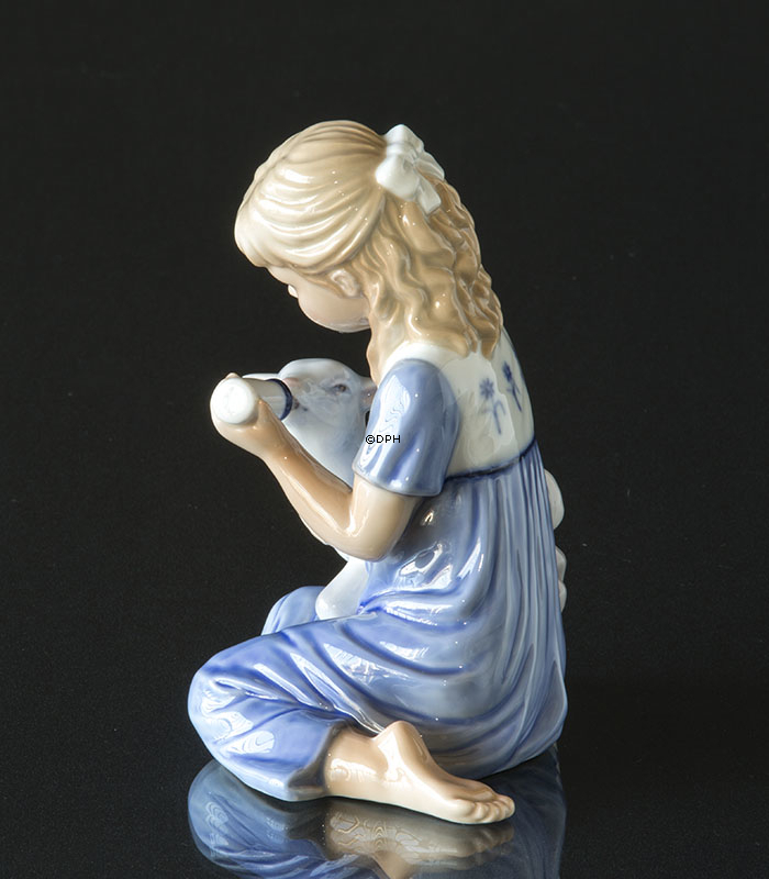 Pige med lam, Royal Copenhagen figur nr. 435