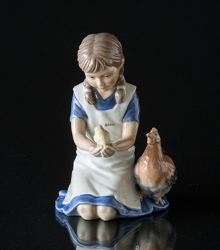 Pige med høne, Royal Copenhagen figur nr. 437