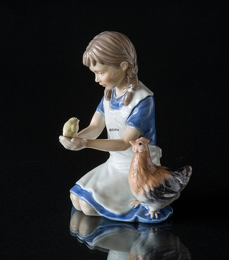 Pige med høne, Royal Copenhagen figur nr. 437