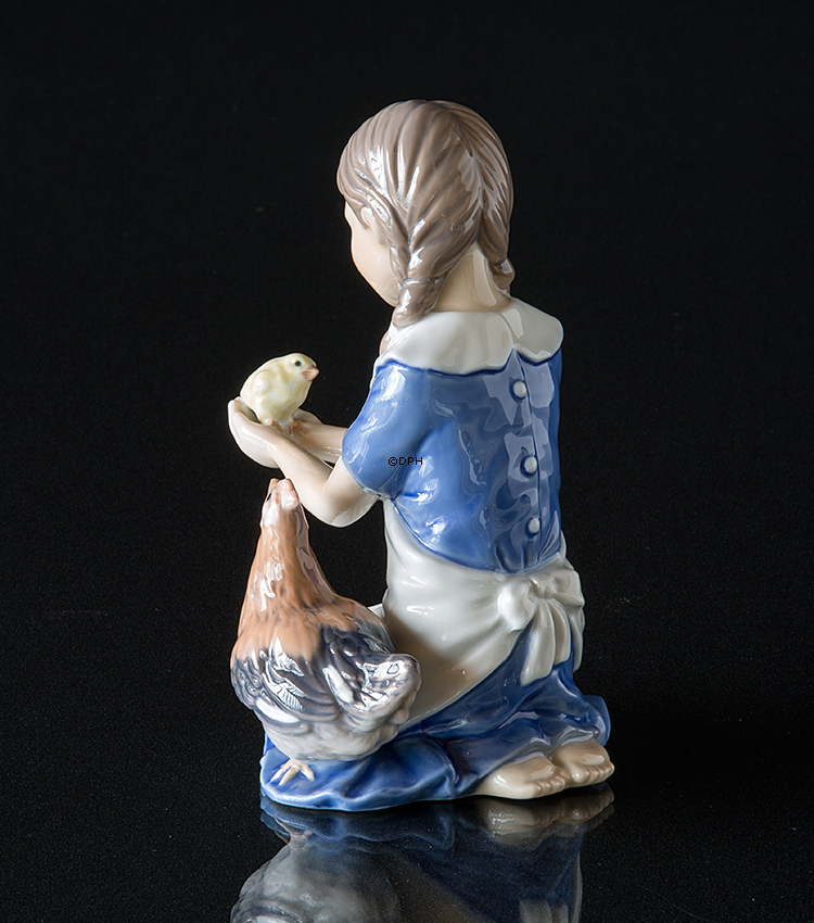 Pige med høne, Royal Copenhagen figur nr. 437