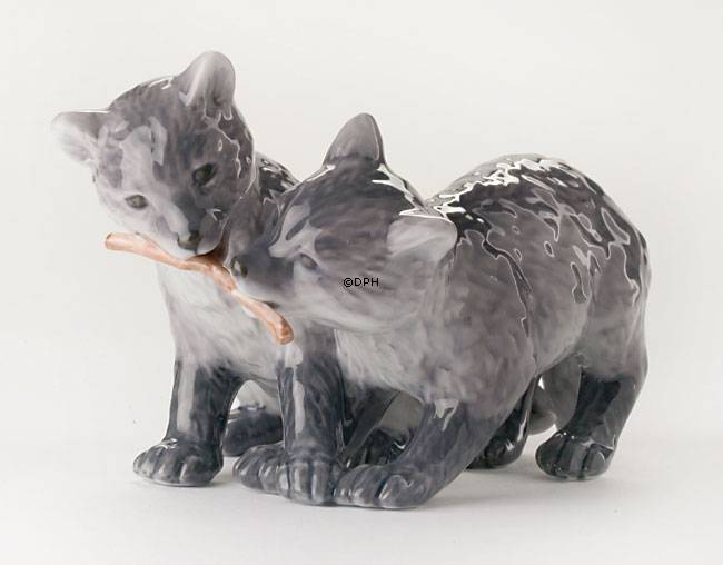 To polarræveunger, Royal Copenhagen figur nr. 445