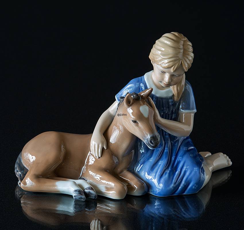 Pige med føl, Royal Copenhagen figur nr. 448