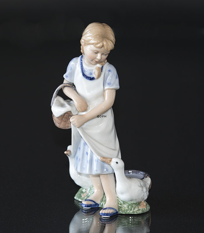 Pige med ænder, Royal Copenhagen figur nr. 450