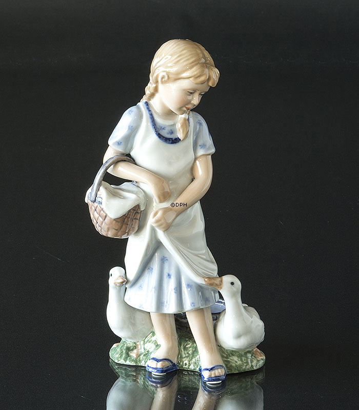Pige med ænder, Royal Copenhagen figur nr. 450