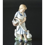 Mädchen mit Enten, Royal Copenhagen Figur Nr. 450
