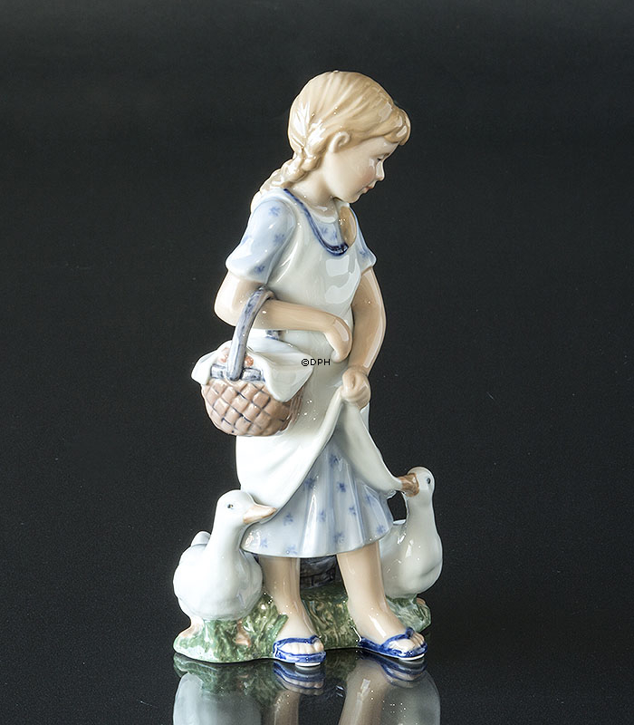 Pige med ænder, Royal Copenhagen figur nr. 450
