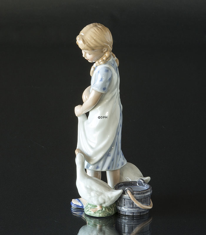 Pige med ænder, Royal Copenhagen figur nr. 450