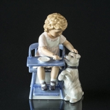 Mädchen füttert Hund, Royal Copenhagen Figur Nr. 451
